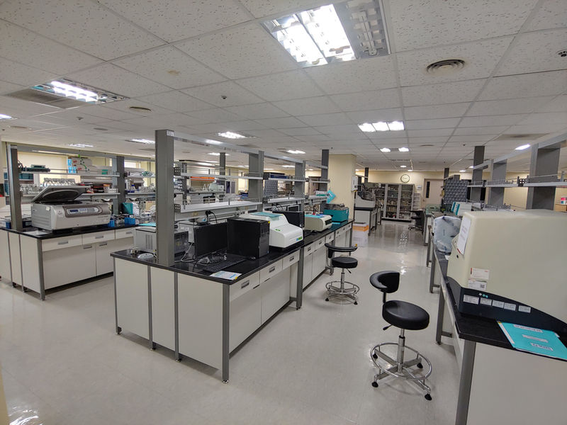 Central laboratory workspace