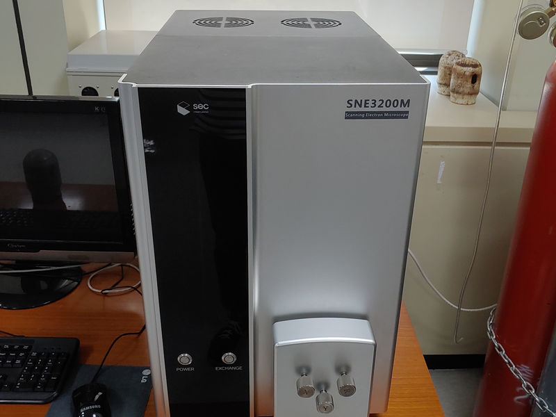 Scanning electron microscope